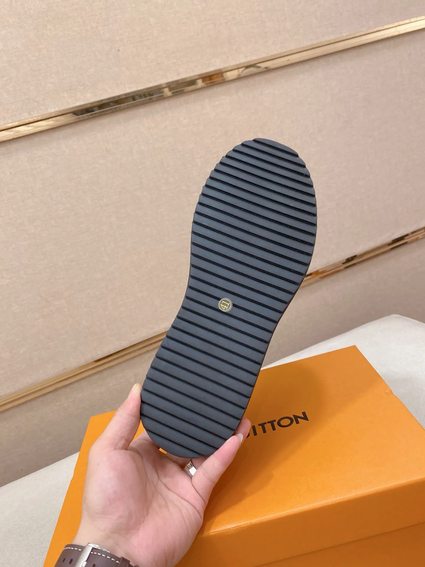 Men's shoes💰 420💰Louis Vuitton (Louis Vuitton/LV) top 🔍🔍 new models are on sale at the same time, the upper 🇮🇹 imported first-layer cowhide from Italy, fully imported sheepskin lining 💪💪, completely 1⃣️ to 1 ⃣️Re-engraved🇮🇹💪💪, ⚠Sole: The original sole is specially provided by the original factory, the exclusive movable molded sole is super comfortable, ⚠The original factory follows the order, 🔍🔍high quality, you can enter and exit the counter at will, welcome to compare⚠. Code number:38-44
